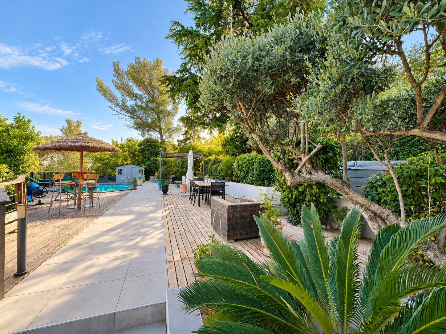 Nîmes - Maison de ville avec piscine, terrasses et vue dégagée sur les collines